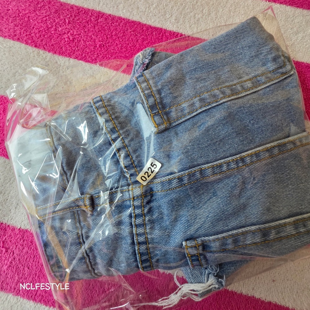 Forever 21 Womens High Waisted Denim Shorts Light Wash Frayed Hem Size 31 0225 - Picture 6 of 6